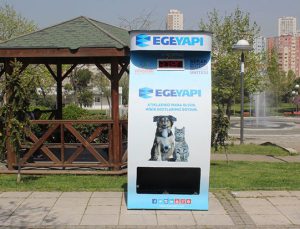 Ege Yapı’dan sokak hayvanları için çevreci mama otomatları