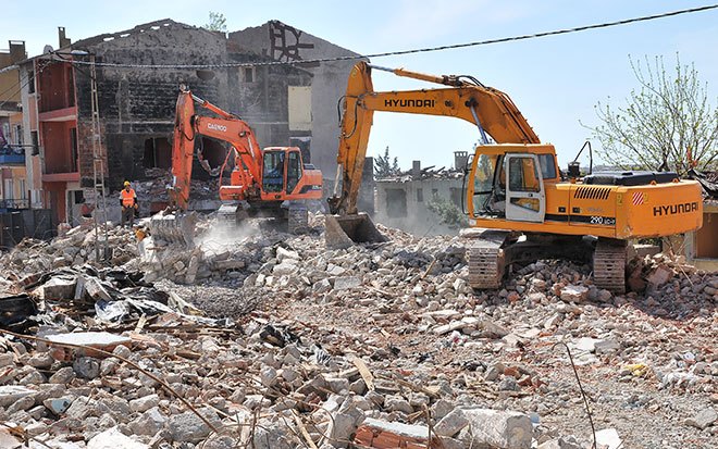 İBB 107 binada yaşayanları tahliye edip yıktıracak