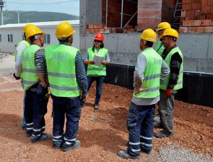 Şantiyede kadın dikkati, iş kazasını önlüyor