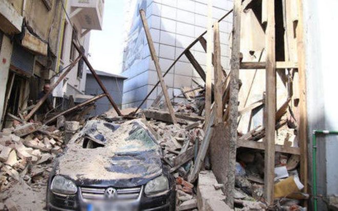 Beyoğlu'nda 100 yıllık bina çöktü