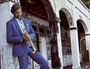 Mavilere bürünmüş Cacharel