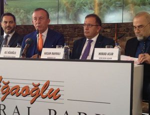 İstiklal'e herkes karanfil bırakırken Ali Ağaoğlu gül bıraktı