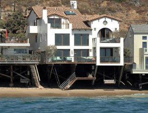 John Cusack’tan okyanus manzaralı satılık ev