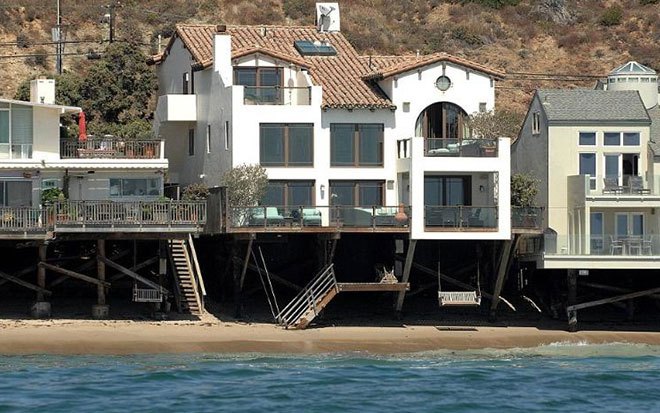 John Cusack’tan okyanus manzaralı satılık ev