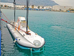İlk turistik denizaltı Nemo Antalya'da suya indirildi