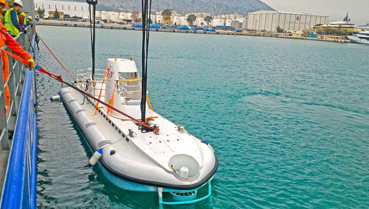 İlk turistik denizaltı Nemo Antalya'da suya indirildi