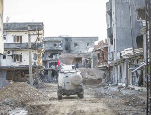Cizre’de ağır hasarlı 2 bin 700 binanın yıkımı başladı