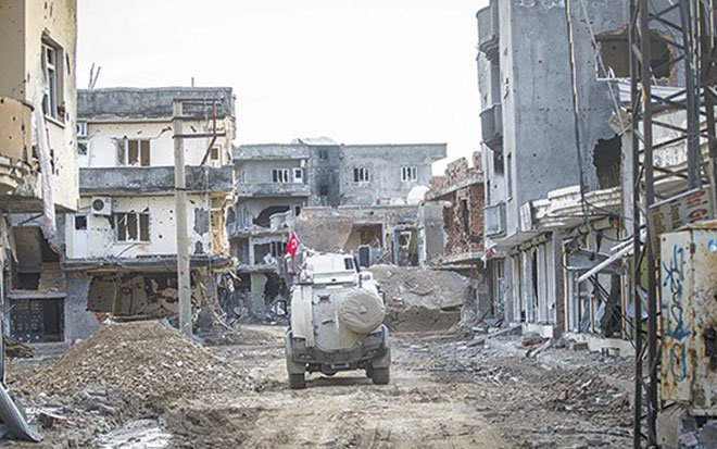 Cizre’de ağır hasarlı 2 bin 700 binanın yıkımı başladı