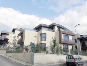 Ahmet Davutoğlu Deniz Baykal’a komşu oluyor