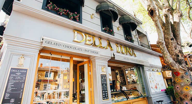 Della Luna’da dolu dolu Anneler Günü