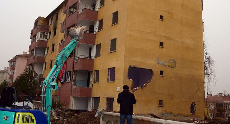 İBB 280 binayı tahliye edip molozunu taşıtacak