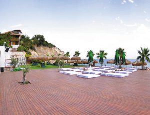 Karaburun’da Seal Beach Clup’a komşu satılık 2 arsa