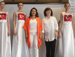 Mankenler darbeye karşı yürüdü