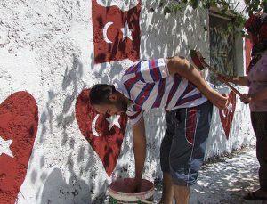 FETÖ’yü protesto için evinin dışına Türk Bayrağını resmetti