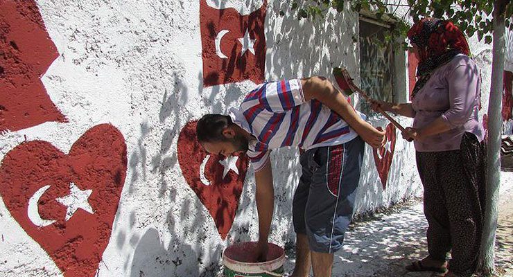 FETÖ’yü protesto için evinin dışına Türk Bayrağını resmetti