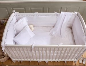 Çilek bebeklerine Hape Ahşap Bebek Arabası hediye