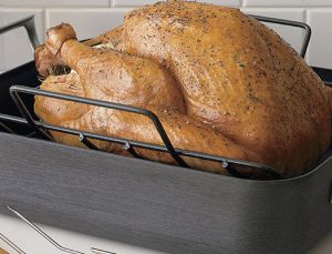 Crate and Barrel’dan lezzetli yemekler için seçkin tencereler