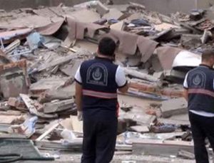 Bağcılar’da boşaltılan bina çöktü