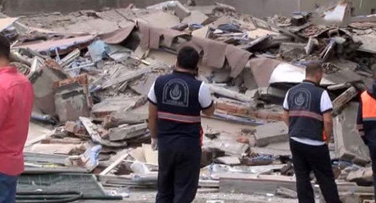 Bağcılar’da boşaltılan bina çöktü