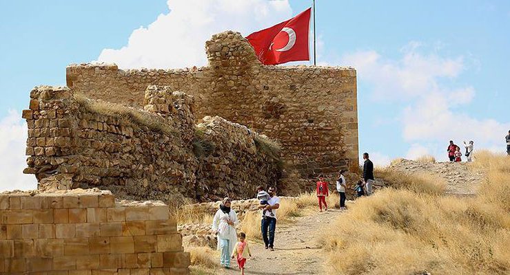 Türkiye’nin 3. büyüğü olan Bayburt Kalesi’ne ziyaretçi akını