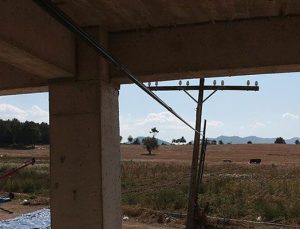 Telefon hattı içinden geçen inşaat bitirilemiyor