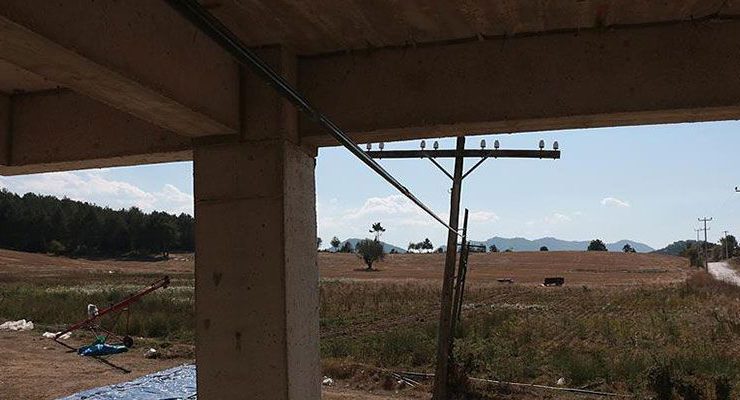 Telefon hattı içinden geçen inşaat bitirilemiyor