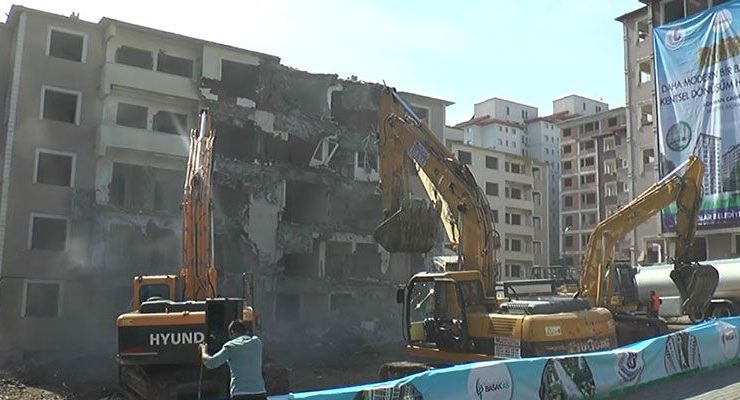 Bağcılar Pınarkent Sitesi’ndeki 172 konut törenle yıkıldı
