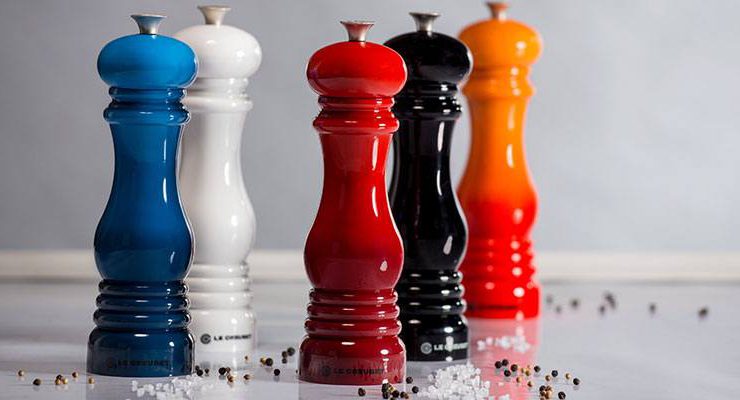 Le Creuset tuz ve karabiber değirmenlerine renk kattı