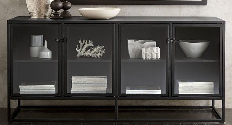 Crate and Barrel siyahla beyazın uyumunu dekorasyonda denedi