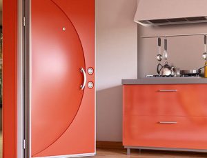 Sur Çelik Kapı kırmızı renkli Smart ile dikkat çekiyor