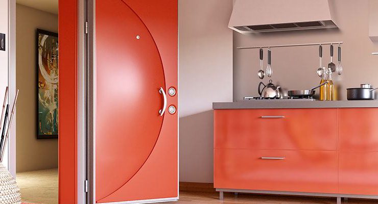 Sur Çelik Kapı kırmızı renkli Smart ile dikkat çekiyor