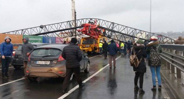 Vinç kamyonun üzerine devrildi, E5 kapandı