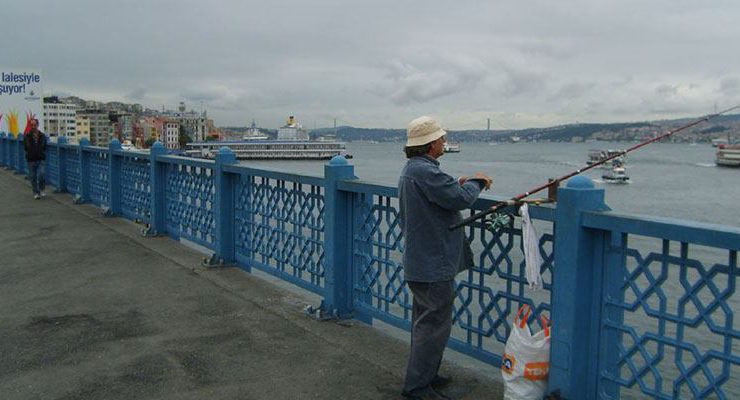 Tarihi Galata Köprüsü tamir için tersaneye çekildi