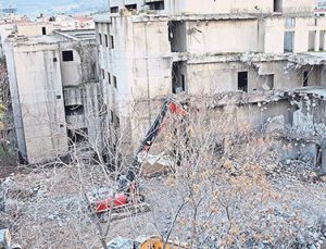 TOKİ’ye devredilen İzmir TRT blokları yıkılıyor