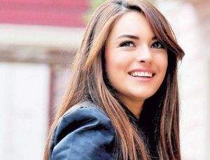 Ezgi Mola musluk contası değiştirmekle motive oluyor