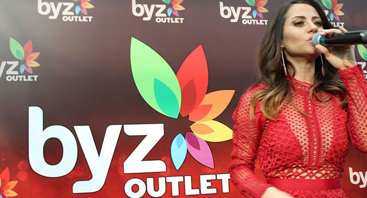 Derya Uluğ BYZ Outlet’te şarkılarıyla havayı ısıttı
