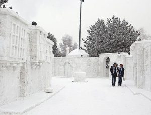 EYOF Sokağı’nın kardan inşaatı bitmek üzere