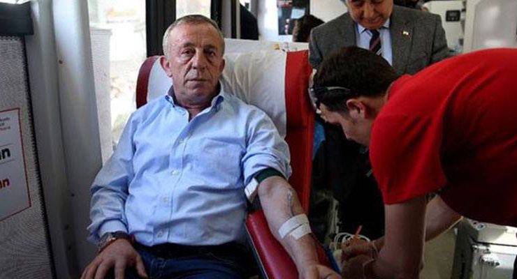 Ali Ağaoğlu Kızılay’a kan bağışında bulundu