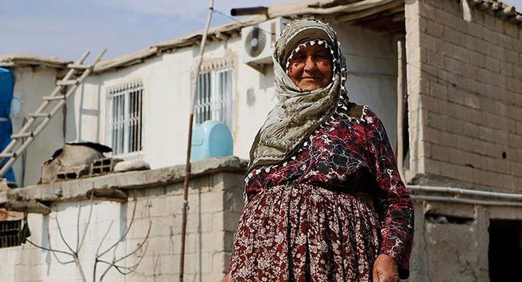 Depremzede nine Zeynep Küçük yıkık evinden ayrılamıyor