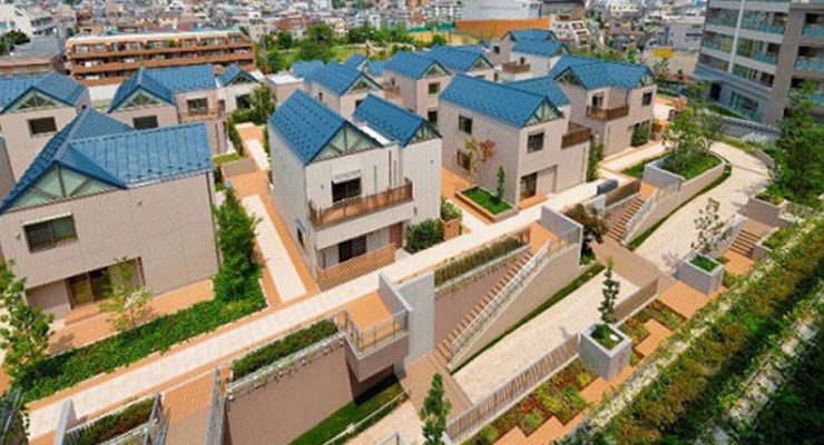 Japonlar marketin çatısına köy inşa etti