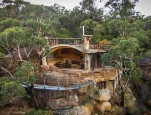 Miras kalan mağarayı muhteşem bir eve dönüştürdü