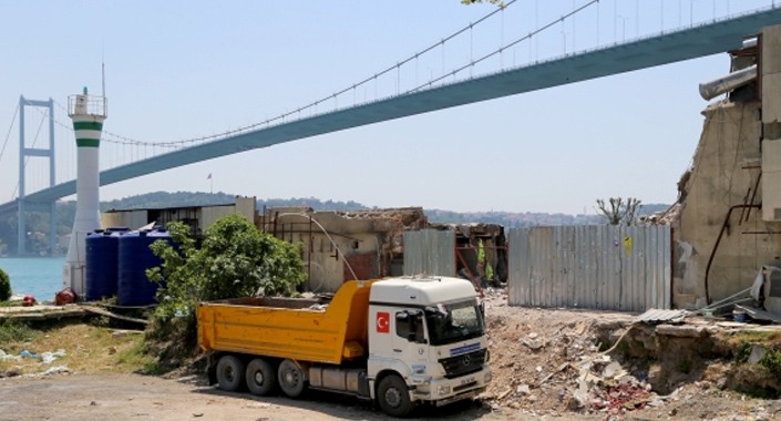 Boğaz’daki kaçak yapıların enkazı kaldırılmaya başlandı