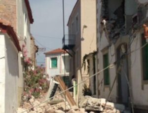 Ege depremi nedeniyle Midilli’de binalar yıkıldı