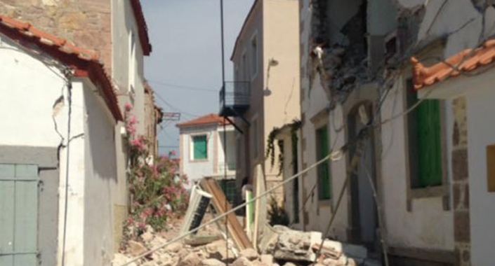 Ege depremi nedeniyle Midilli’de binalar yıkıldı