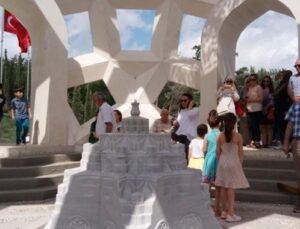 Şehitler Anıtı ilk günden vatandaşların akınına uğradı