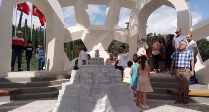 Şehitler Anıtı ilk günden vatandaşların akınına uğradı