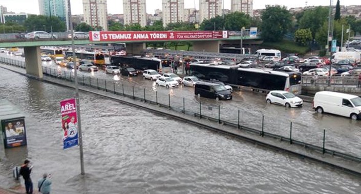 İstanbul’da yollar sular altında kaldı