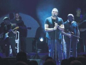 Antonis Remos, Nef Yalıkavak’ın lansmanında sahneye çıktı