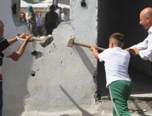 Kayserili vatandaşlar kendi evlerini davul zurnayla yıktı