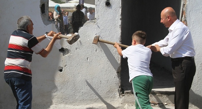 Kayserili vatandaşlar kendi evlerini davul zurnayla yıktı